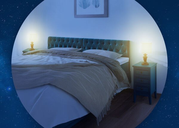 Notalegt svefnherbergi me&eth; vel uppb&uacute;i&eth; r&uacute;m, k&ouml;fl&oacute;ttum koddum, n&aacute;ttbor&eth;um me&eth; l&ouml;mpum og stj&ouml;rnubj&ouml;rtum n&aelig;turhimni &iacute; bakgrunni. Textinn segir: &bdquo;R&uacute;m og d&yacute;nur fyrir betri svefn&ldquo; me&eth; fj&oacute;lubl&aacute;um &bdquo;Versla n&uacute;na&ldquo; hnappi.