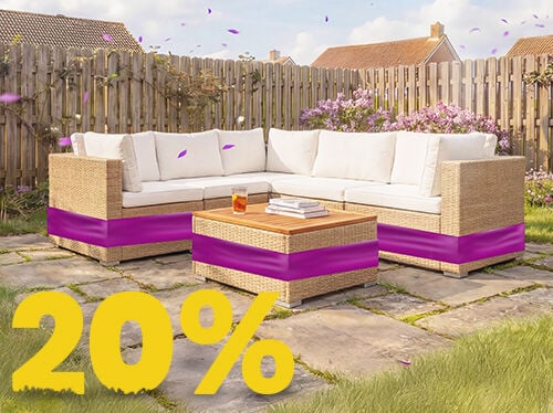 Rattan hornsett fyrir gar&eth; me&eth; beige p&uacute;&eth;um og tr&eacute;bor&eth;i &aacute; s&oacute;lr&iacute;kri ver&ouml;nd, umkringdur bl&oacute;mum og tr&eacute;gir&eth;ingu, me&eth; 20% vorherfer&eth;arbanner.