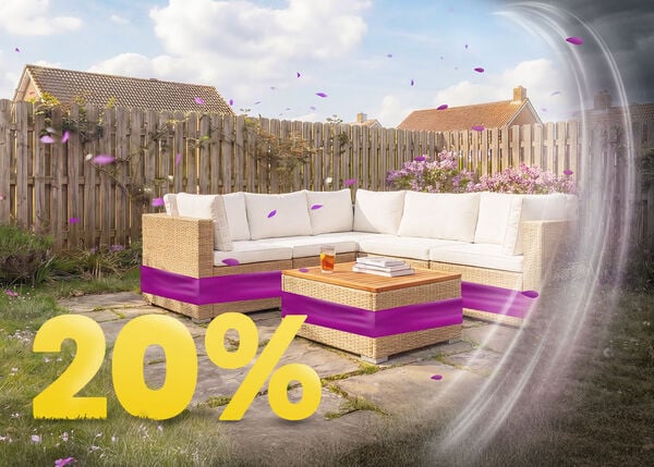 Rattan hornsett fyrir gar&eth; me&eth; beige p&uacute;&eth;um og tr&eacute;bor&eth;i &aacute; s&oacute;lr&iacute;kri ver&ouml;nd, umkringdur bl&oacute;mum og tr&eacute;gir&eth;ingu, me&eth; 20% vorherfer&eth;arbanner.