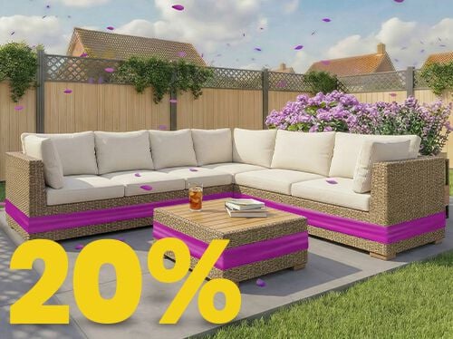 Rattan hornsett fyrir gar&eth; me&eth; beige p&uacute;&eth;um og tr&eacute;bor&eth;i &aacute; s&oacute;lr&iacute;kri ver&ouml;nd, umkringdur bl&oacute;mum og tr&eacute;gir&eth;ingu, me&eth; 20% vorherfer&eth;arbanner.