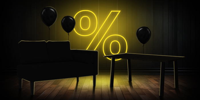 Svartur sófi og tréborð með svörtum blöðrum fyrir framan skærbleikt prósentumerki á dökku viðargólfi.