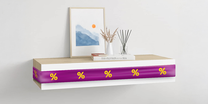 Hvít vegghengd hilla með fjólubláum borða og afsláttarmerkjum ásamt skrautmunum í stílfærðu rými. Smelltu til að versla vörurnar á tilboði.