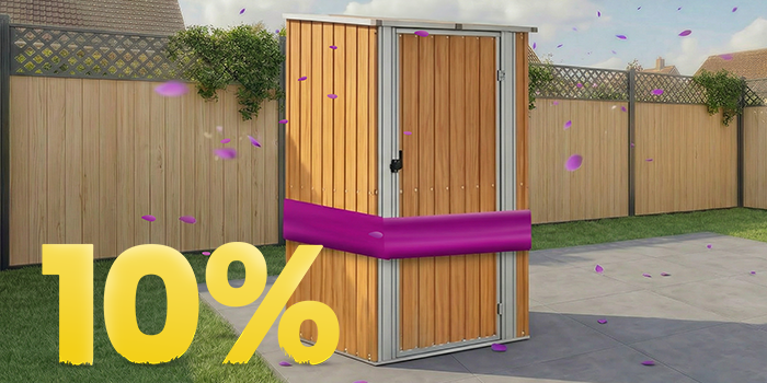  Garðaskúr úr tré undir paviljón á sólríkri verönd, umkringdur blómum og girðingu, með 10% vorherferðarbanner.