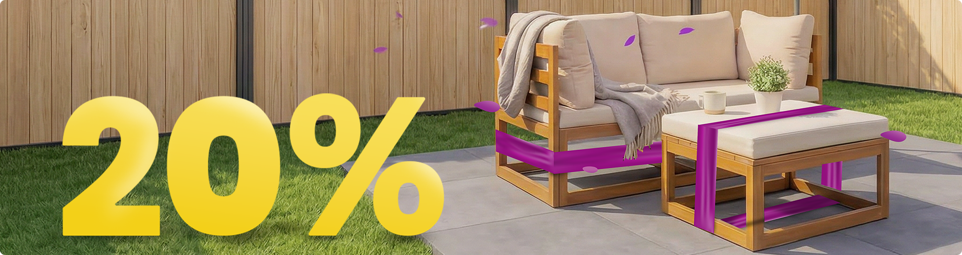 Trégarðsófi með beige púðum og borði undir sólhlíf á sólríkri verönd, umkringdur blómum og girðingu, með 20% vorherferðarbanner.